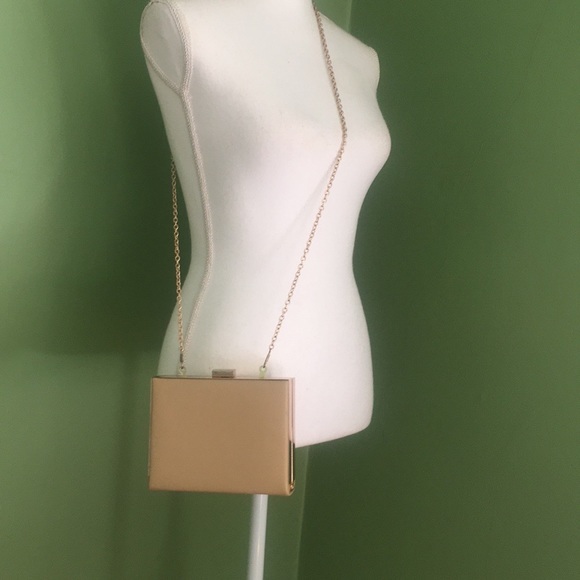 Tan hard case shoulder bag with gold accents - Picture 6 of 10